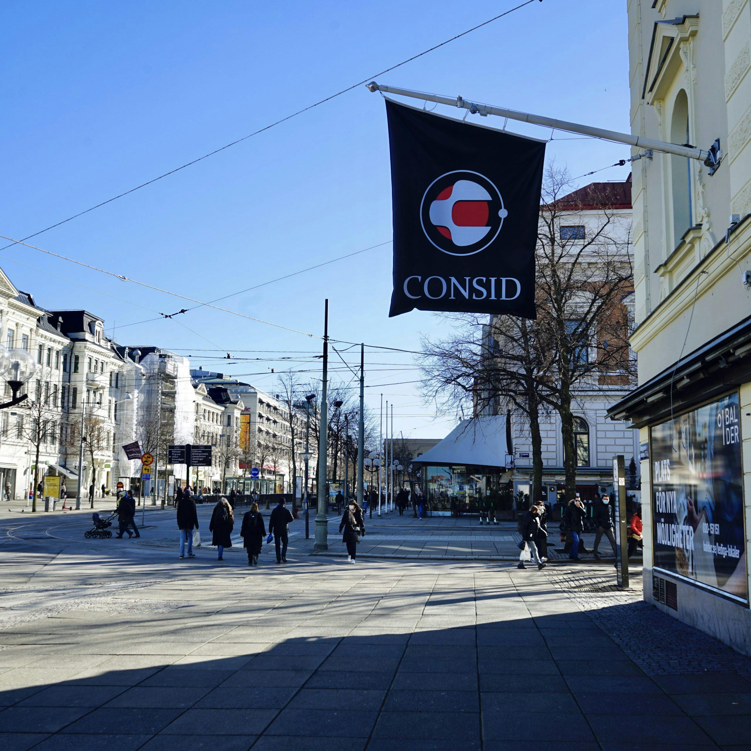 Avenyn i Göteborg, flagga med Consids logotyp.