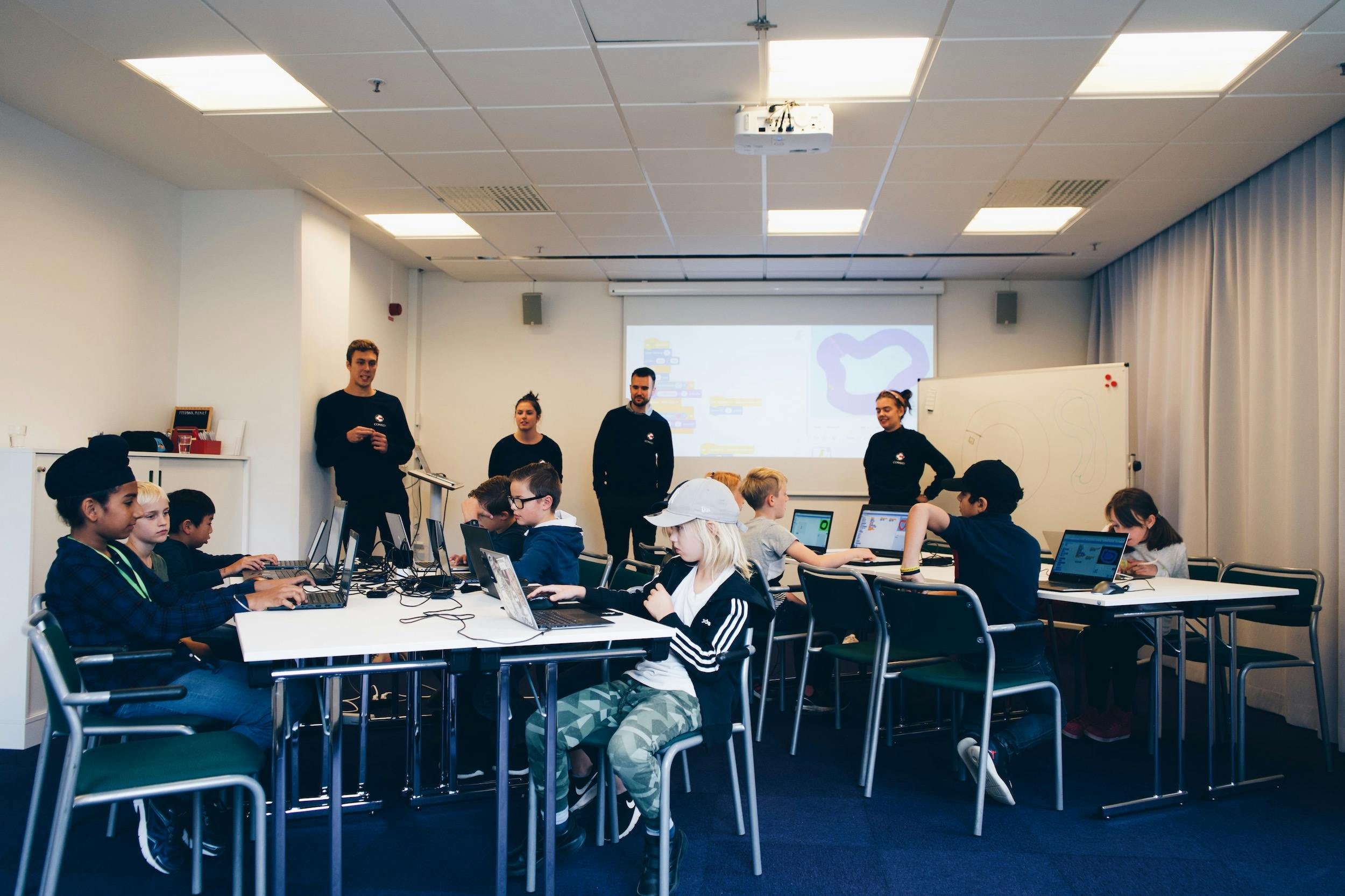 Utvecklare från Consid lär barn i Helsingborg att programmera