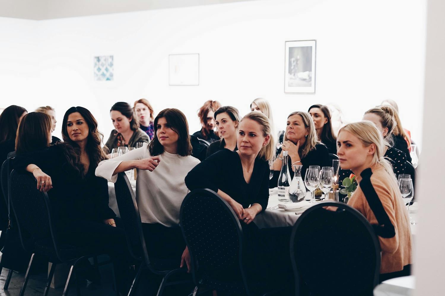 Kvinnor som lyssnar under Q Rendezvous x Nordic Tech House Event