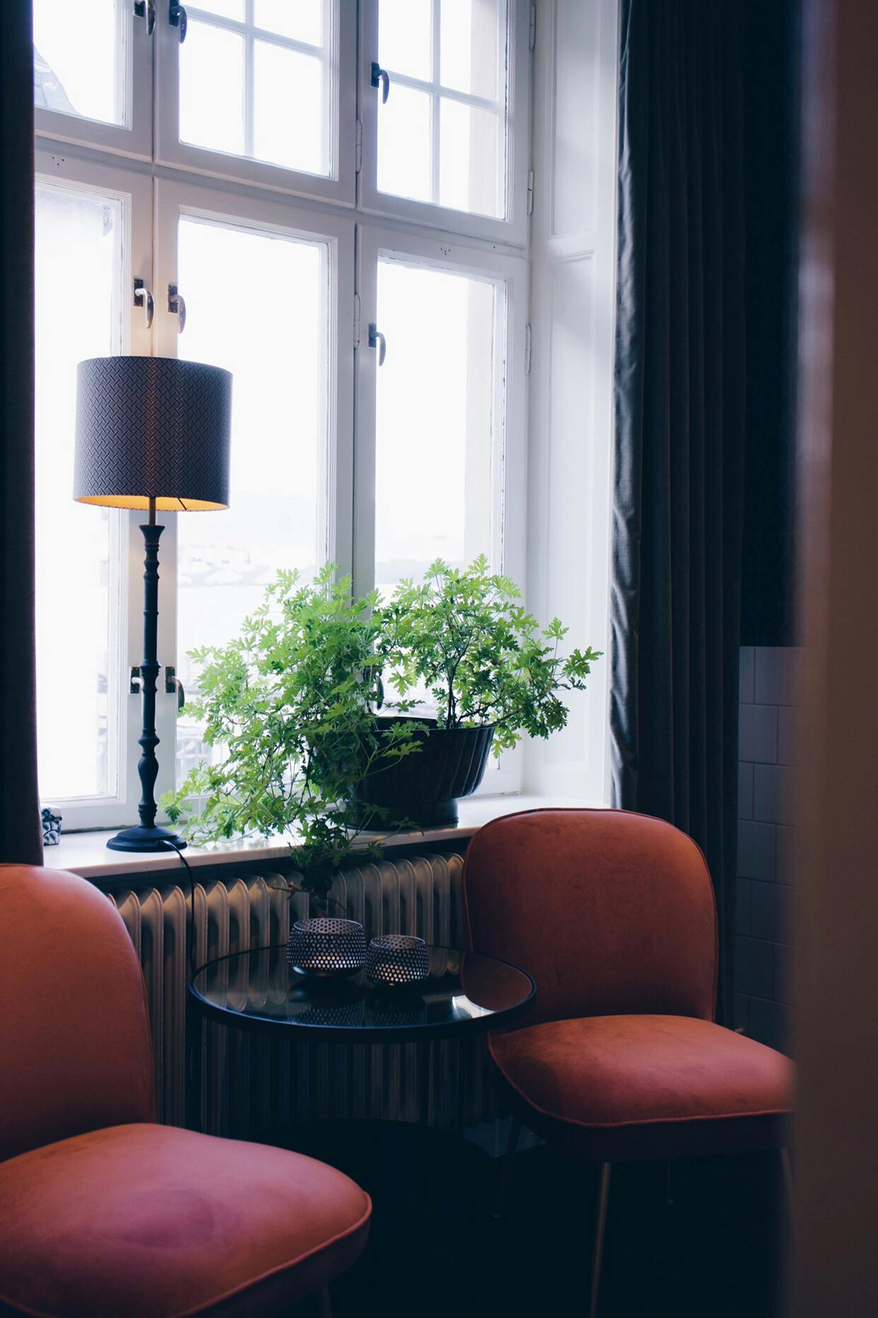 Stolar och sidobord vid fönster på Consids kontor i Uppsala