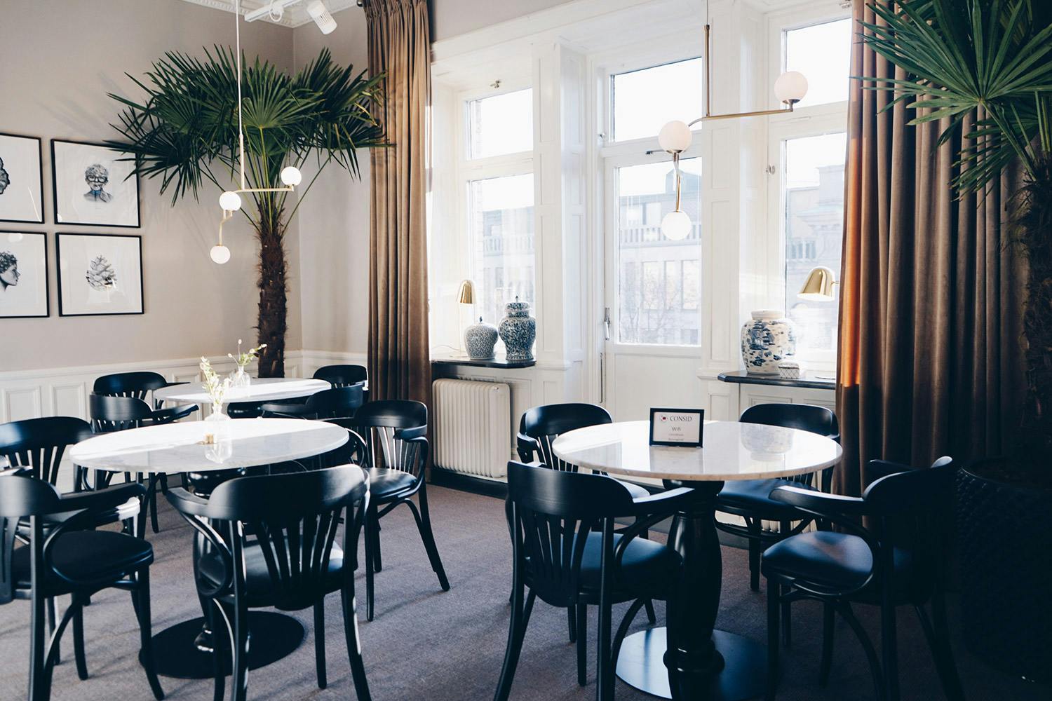 Runda bord och matplatser på Consids kontor i Gävle