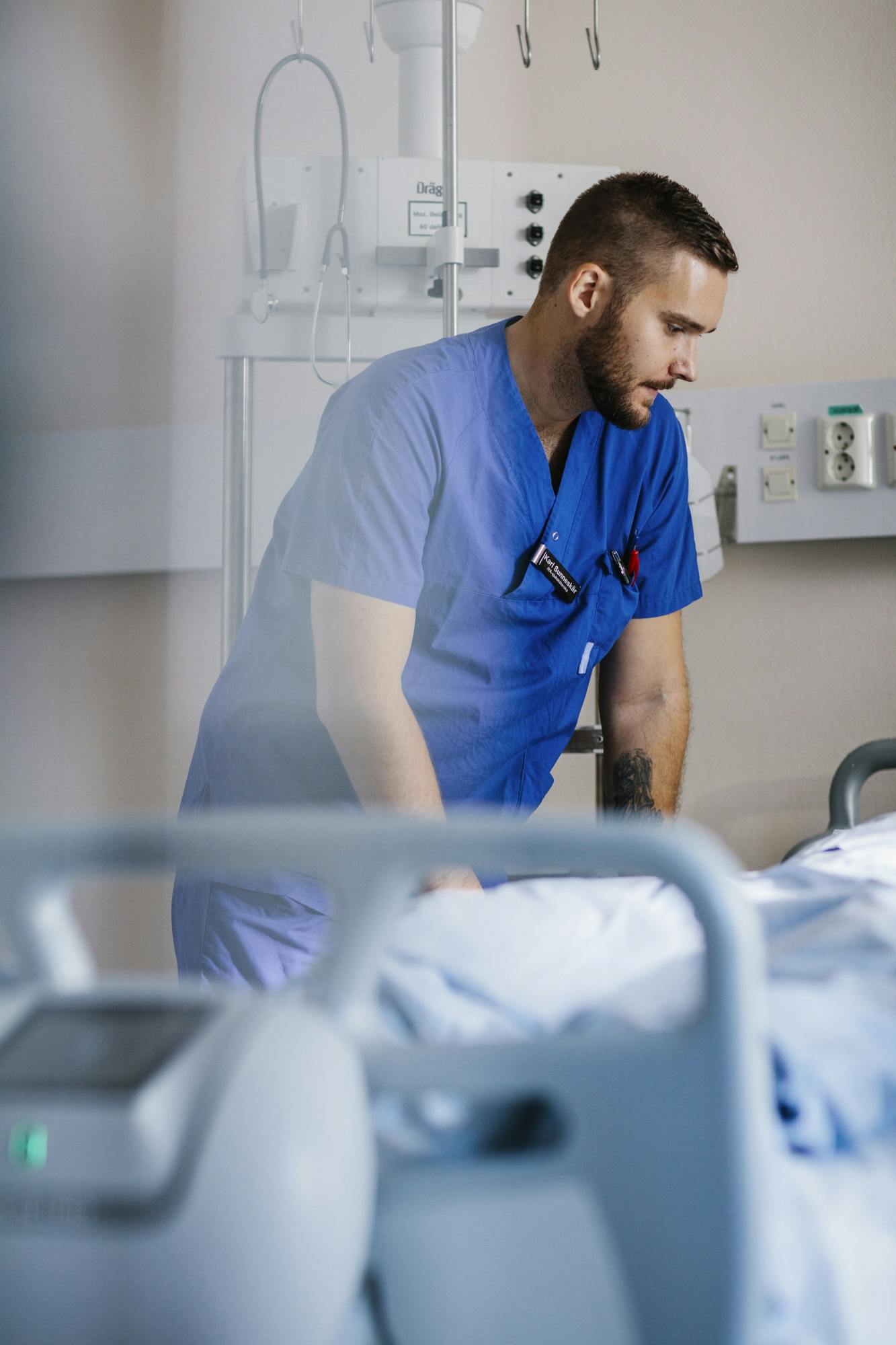Sjukvårdare som bäddar om en patient, Care of Sweden