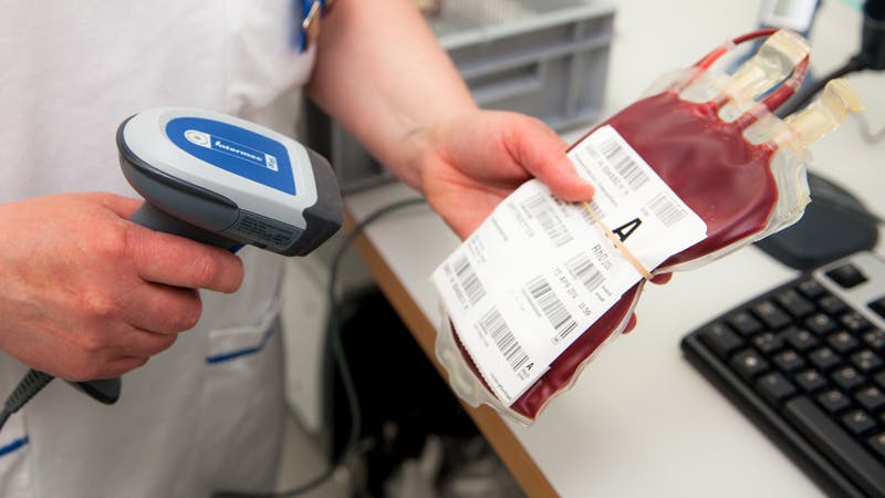 Blod i påse som scannas av vårdpersonal