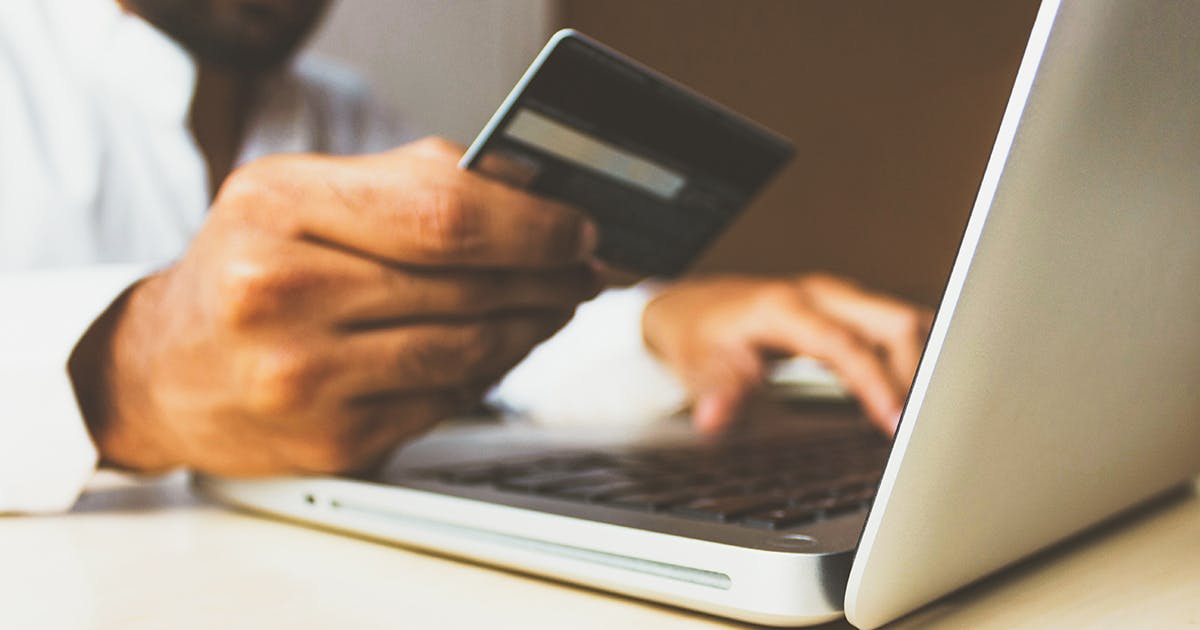 Person e-handlar med bankkort på nätet