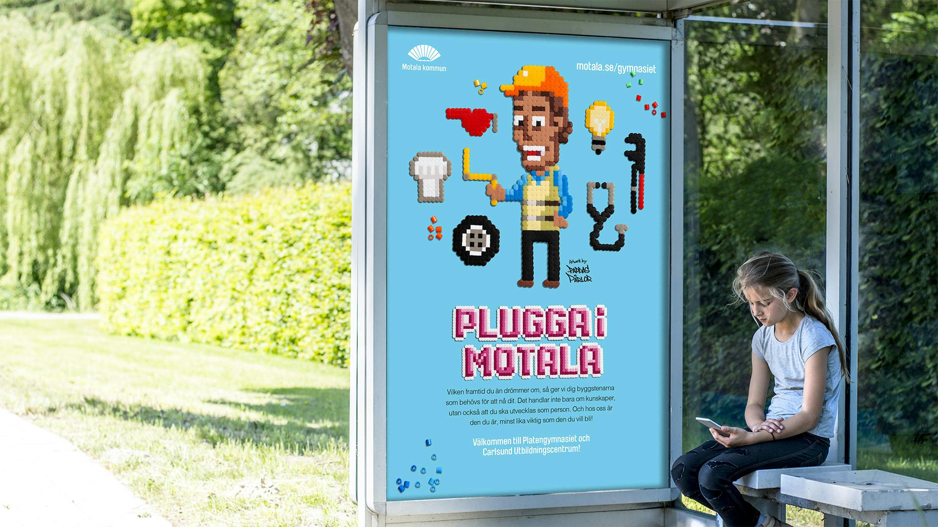 Kampanjen Plugga i Motala av Consid, utomhusreklam på busskur