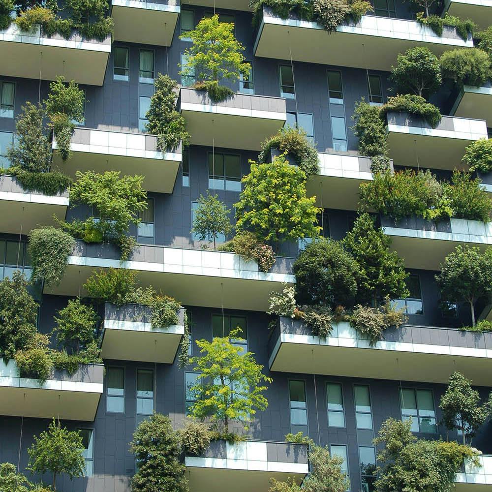 Höghus med grönskande balkonger, hållbara städer