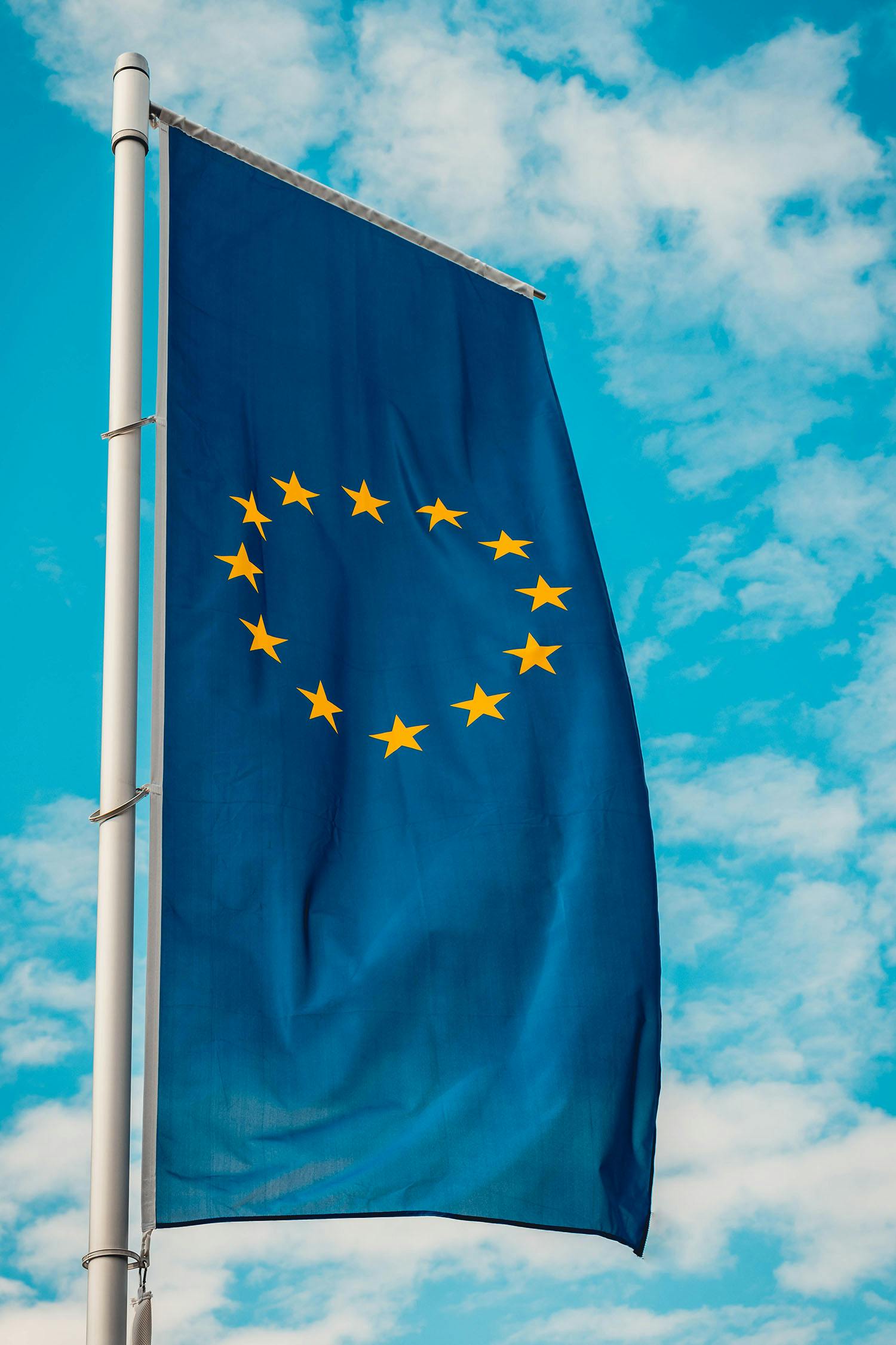 Europeisk flagga med himmel som bakgrund