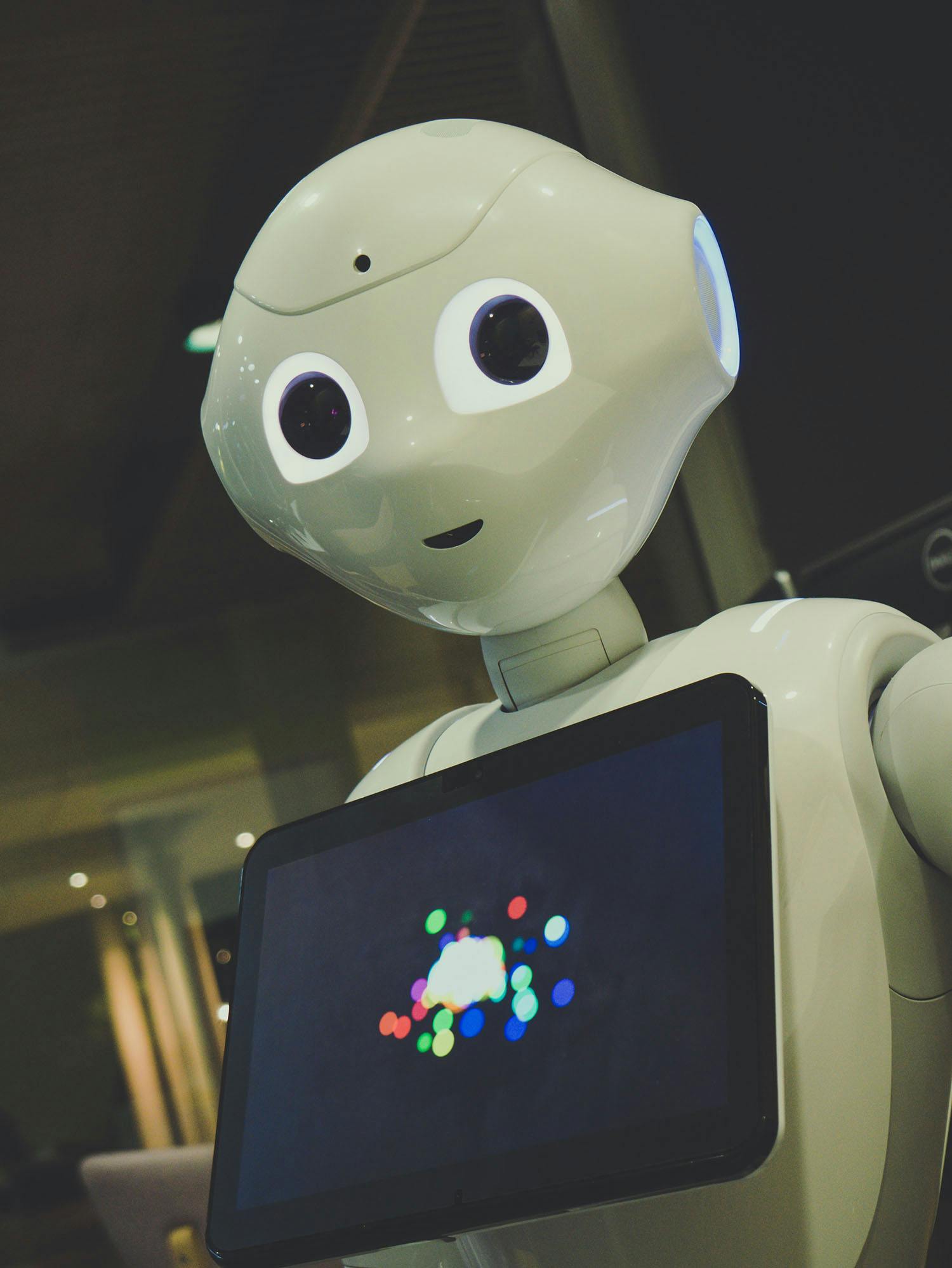 En robot med en skärm på magen