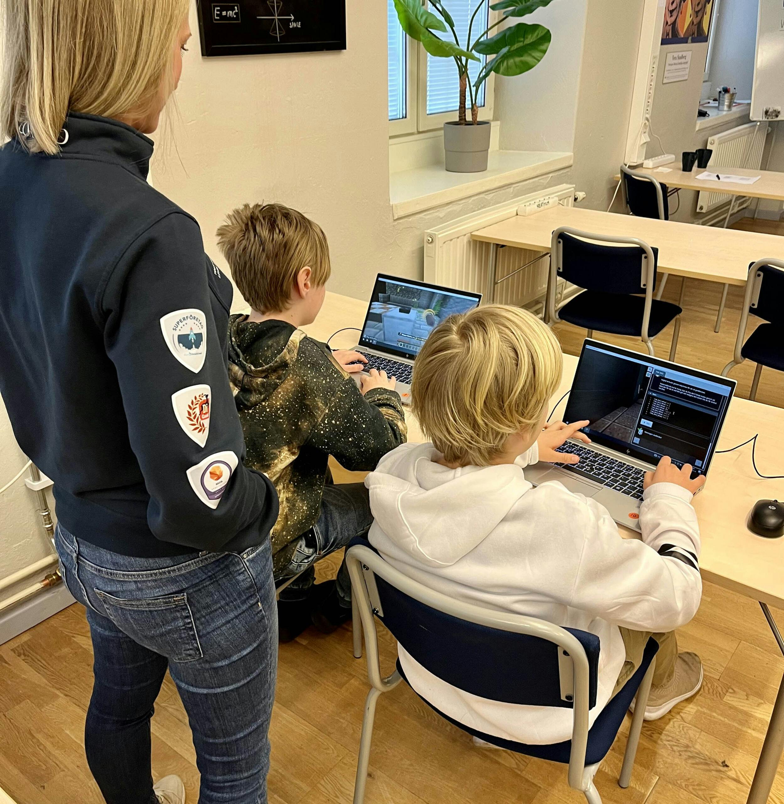 Barn som lär sig programmera genom Minecraft på Kreativum i Karlshamn med Consid.